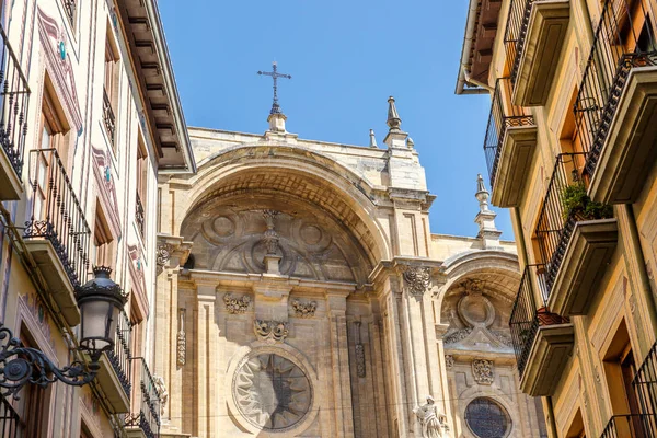 Vista de una calle de Granada, con la catedral en el fondo —  Fotos de Stock