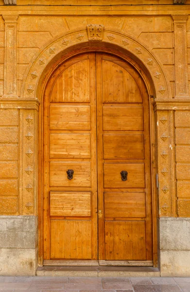 Vecchia e rustica porta in legno a Granada — Foto Stock