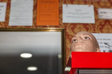 Dövmeler bir yerel yerleştirilen bir adam maskesi