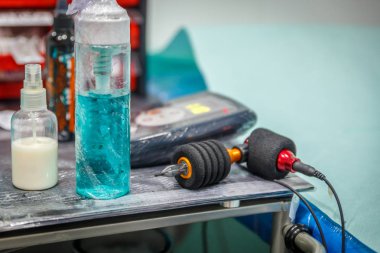 Şişeler ve diğer instrumen ile birlikte bir dövme makinesi görünümünü