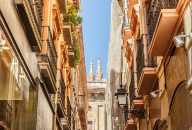 G şehir merkezinde küçük ve dar bir sokakta görünümünü