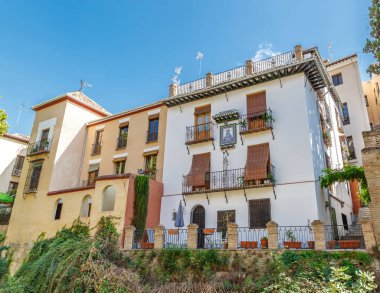 İspanya'nın güneyindeki bir şehirde bazı eski binalar cephe