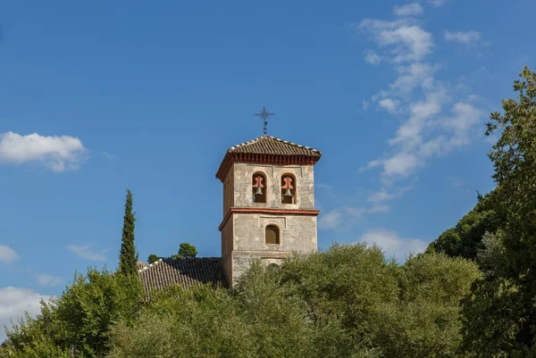 Güzel güneşli bir günde bir çan kulesi
