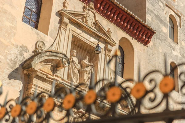 Barlar tarafından korunan dini bina