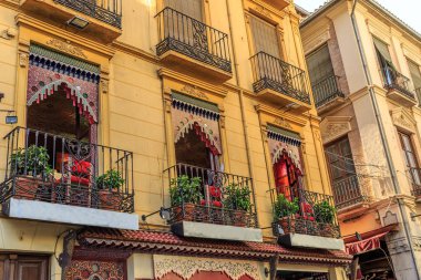 Granada şehrinde Arapça dekorasyonu ile binanın güzel cephe