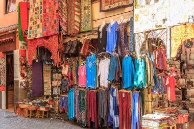 Bir Arap Halılar ve giyim mağazası ve diğer souveni cephe