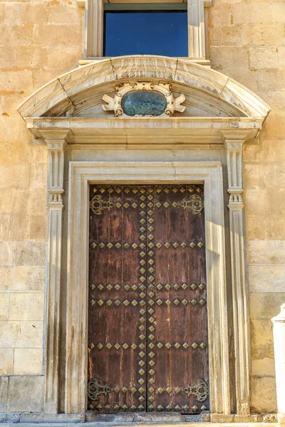 Vecchia e rustica porta in legno in un antico edificio di Granada — Foto Stock