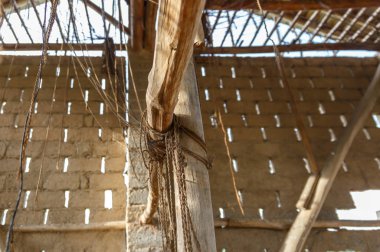 Burada ipler tütün kuru koyar bir tahta görünümünü