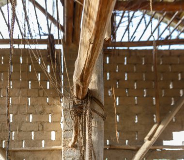 Tütün kurumaya ipleri döşeme bir tahta Close-up