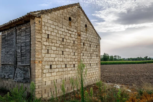 Vieja casa secadora de tabaco un poco abandonado — Foto de Stock