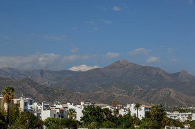 Dağlar ve berrak gökyüzü ile Akdeniz manzara