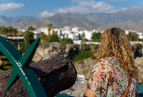 Akdeniz landscap güzel manzaralarını bir kadın görünüyor