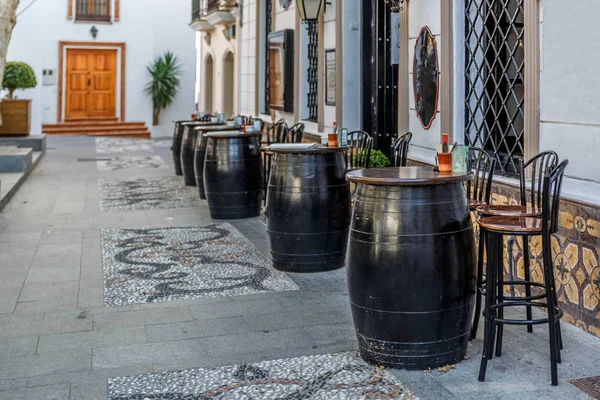 Restaurant typiquement espagnol avec des fûts de chêne à l'extérieur, à t — Photo