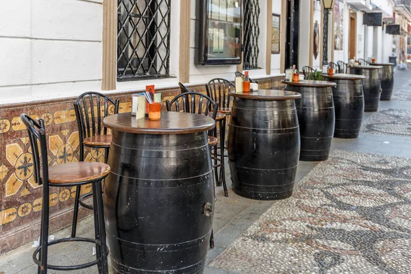 Tipik İspanyol bar musluk almak için dış, meşe varil ile