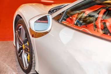 Dikiz aynası ve beyaz bir spor araba lastiği büyük görünümü