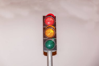 Arka planda bir duvar ile trafik ışık