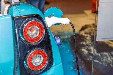 Bir elektrikli araba bir showroom şarj yakın çekim