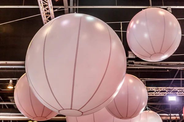 Ensemble de ballons suspendus au plafond — Photo