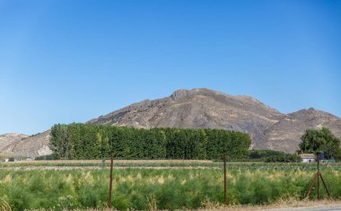 Granada şehrinde dağ ve mavi gökyüzü ile manzara