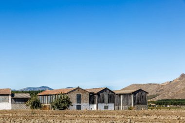 Eski evler uzak bir yerde güneşli bir günde grup