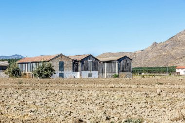 Kulübe arka planda, İspanya ile kurak bölge