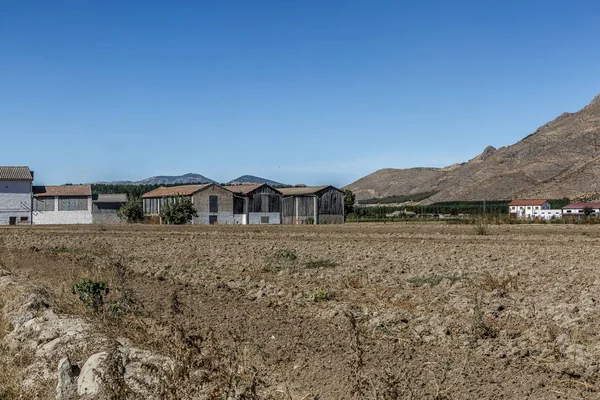 Sou bir manzara ortasında büyük bir kurak arazi görünümü