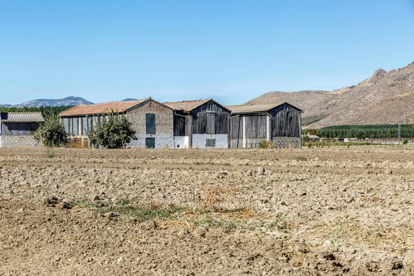 Vista de las cabañas de secado en medio de un gran paisaje árido — Foto de Stock