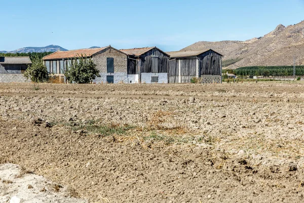 Δείτε μερικές εξοχικές κατοικίες στη μέση του ένα πολύ ξηρό τοπίο — Φωτογραφία Αρχείου