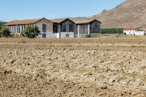 Vista de antiguas cabañas y territorio árido en el sur de España — Foto de Stock