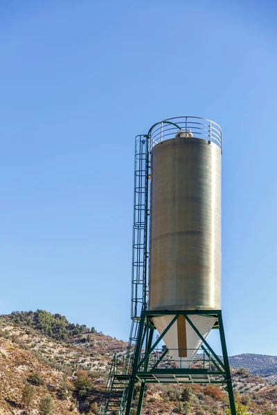 Primer plano de gran tanque en medio de un paisaje del sur — Foto de Stock