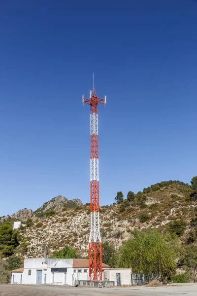 Grande antenna di telecomunicazione nel bel mezzo di un terreno arido — Foto Stock