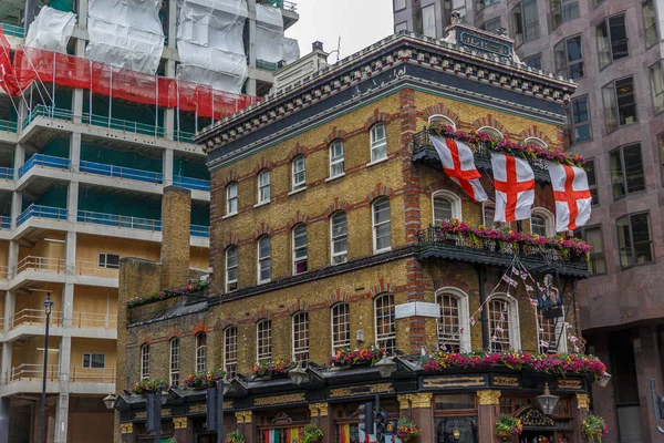 在伦敦的街道上的老风格酒馆。 — 图库照片