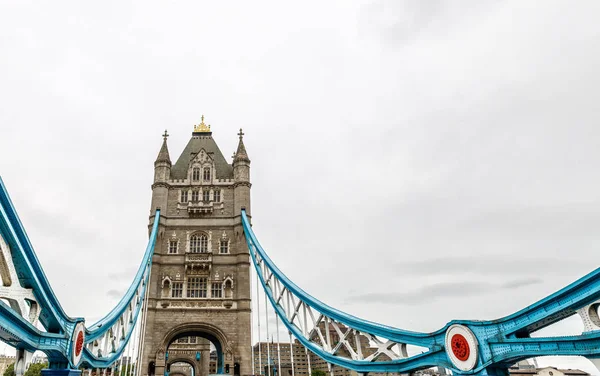 London Tower Bridge an einem bewölkten Tag — Stockfoto