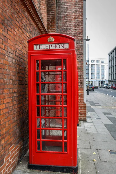 在伦敦街头的红色电话客舱 — 图库照片
