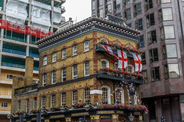 在伦敦市中心非常著名和老酒馆的特写镜头 — 图库照片