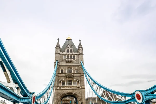 Uitzicht op de beroemde Tower bridge op een bewolkte dag, Verenigd Koninkrijk — Stockfoto