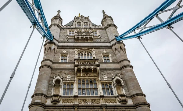 Pohled z boku slavného mostu Tower bridge, Londýn — Stock fotografie