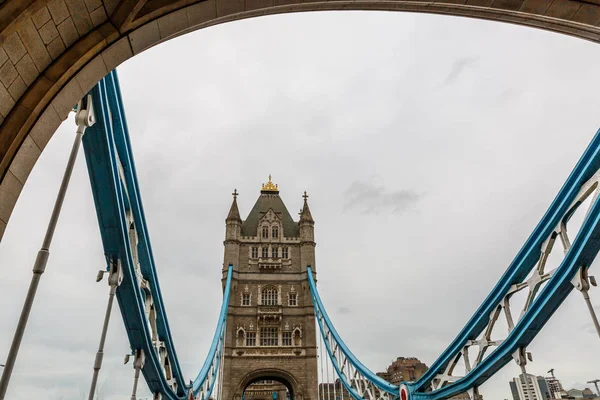Widok z dołu london Bridge, architektonicznej — Zdjęcie stockowe