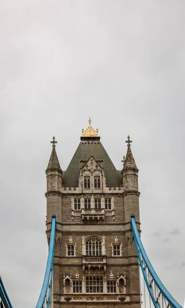 Tower Bridge Lontoossa pilvinen taivas — kuvapankkivalokuva