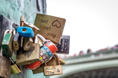 Şehrin eski bir duvar asma kilitler bir dizi Close-Up yerleştirilen