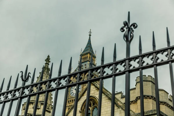 详细的见过铁窗、 英国大笨钟塔 — 图库照片