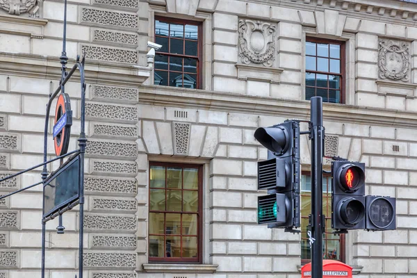 伦敦地下标志和大红绿灯前一个老 — 图库照片