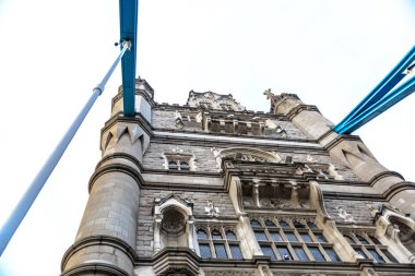 Tower Bridge bir bulutlu gün Londra'da bulunan