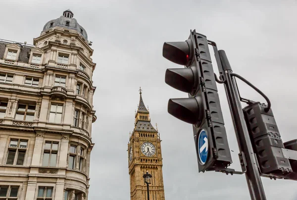 Big Ben Saat Kulesi ve eski bir bina ile trafik ışık 