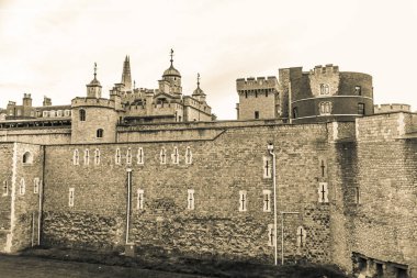 Tower of London, Ortaçağ Kalesi ve günbatımı cezaevinde.