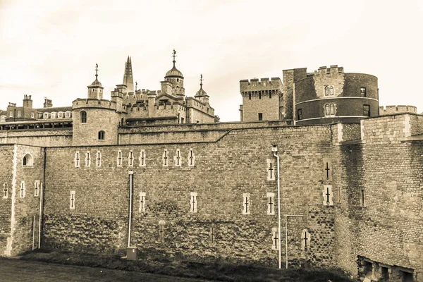 A Torre de Londres, castelo medieval e prisão ao pôr-do-sol . — Fotografia de Stock