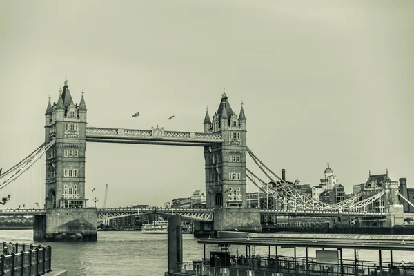 Siyah beyaz görünümü Londra'da Thames Nehri ve Tower Bridge — Stok fotoğraf