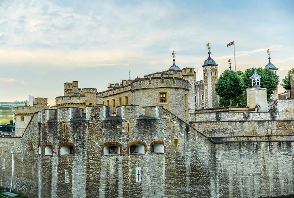 A Torre de Londres, um castelo histórico na margem norte do rio Tamisa — Fotografia de Stock