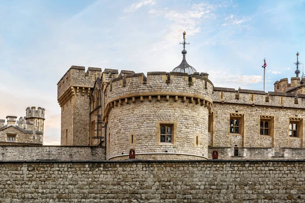 A Torre de Londres, um castelo medieval muito famoso e prisão . — Fotografia de Stock