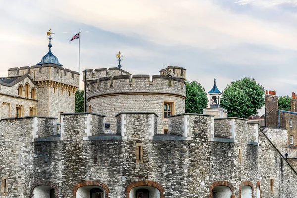 Vista de perto da grande fortaleza de pedra da Torre de Londres — Fotografia de Stock